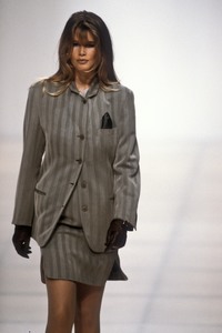 7_giorgio-armani-fw-1991-8_html.thumb.JPEG.cfa453652a4ba19fd2bb23e52c00aa93.JPEG