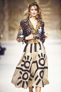 7_valentino-ss-1993-8_html.thumb.JPEG.86deeb505905dd6c567dbb3c4d476071.JPEG