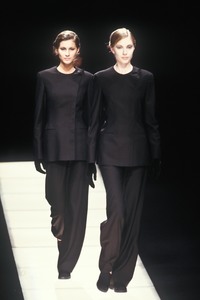 8_giorgio-armani-fw-1998-2_html.thumb.JPEG.cf6c2662baaa12aa2d6cd7e08f48e2cb.JPEG