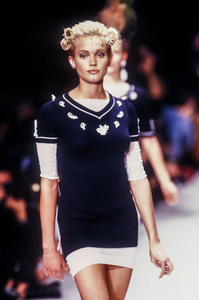 8_karl-lagerfeld-ss-1994-3_html.thumb.JPEG.586be978341e71716caee1b90e0c404d.JPEG