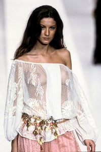 8_valentino-ss-1999-9_html.thumb.JPEG.950f45e46c4f4d637e1e18115f77a9f2.JPEG