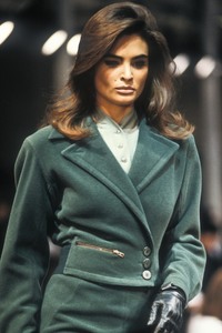 9_azzedine-alaia-fw-1990-10_html.thumb.JPEG.de7767d67c6205fefc011e3a4b5de33f.JPEG