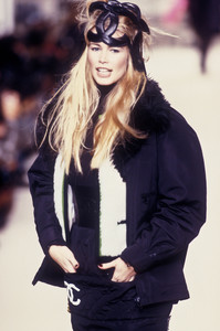 9_chanel-fw-1994-10_html.thumb.JPEG.104b08cfe698d87b4d4fe411d9e69f27.JPEG