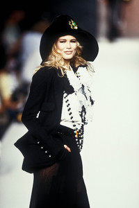 9_chanel-hc-fw-1992-10_html.thumb.JPEG.9cfb4db7b4cae4c0d2886cc3c7402d47.JPEG