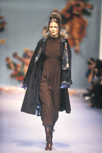 9_chloe-fw-1993-10_html.thumb.JPEG.0f268aa333611a4fa318e9b0c4a6bcd4.JPEG