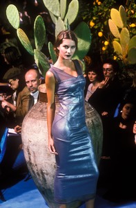 9_dolce-gabbana-fw-1998-10_html.thumb.JPEG.a20bf0ff1062f9e2a2ac813e9e76e9e8.JPEG