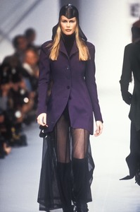 9_karl-lagerfeld-fw-1993-10_html.thumb.JPEG.174084ed64e13ec7a18946fc1a3a1443.JPEG