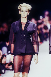 9_karl-lagerfeld-ss-1994-4_html.thumb.JPEG.ecb983177ae0a686a49bf9a24d65be7c.JPEG