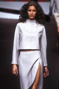 9_valentino-fw-1999-10_html.thumb.JPEG.fa19b510b640907de77f07c1f240ff4f.JPEG