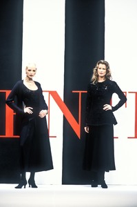 9_valentino-ss-1994-10_html.thumb.JPEG.d495b5d41fbb28e387bacbbf29be5de0.JPEG