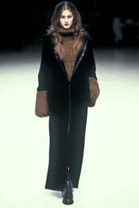 9_yohji-yamamoto-fw-1999-2_html.thumb.JPEG.0a44592afcc54edd6b64fb140c5a9b20.JPEG