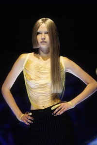 ALEXANDER-MCQUEEN-SPRING-1998-RTW-DETAIL-47-ZORA-STAR.thumb.jpg.79eb0427fc92b4dc8a1027e9f31f81aa.jpg