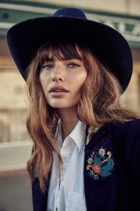 Alyssa-Miller-Understated-Leather-Fall-2017-10.thumb.jpg.247cb9ac0878b50bbac3b3f053be9696.jpg