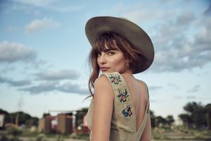 Alyssa-Miller-Understated-Leather-Fall-2017-15.thumb.jpg.435f443ea3753b2ecf79d839d346ae26.jpg
