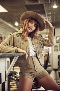 Alyssa-Miller-Understated-Leather-Fall-2017-2.thumb.jpg.3f9f0aa6960f8ecc1a9b560e231e3258.jpg