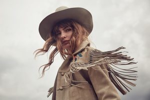 Alyssa-Miller-Understated-Leather-Fall-2017-4.thumb.jpg.419f31076697ad9a9e046b7e9308b8b9.jpg