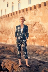 Anthropologie-Fall-2017-Amber-Valetta-and-Constance-Jablonski-by-Nathan-Copan-2.thumb.jpg.8b5343226ce1069b050ef9867b89fe19.jpg