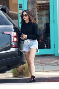 Ashley-Tisdale-in-Shorts--02.jpg