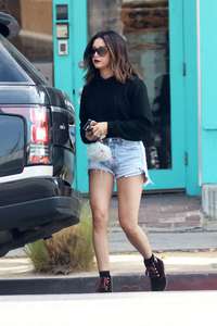 Ashley-Tisdale-in-Shorts--10.jpg