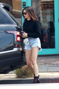 Ashley-Tisdale-in-Shorts--13.jpg