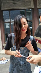 CANDIDS_DRESS_OVERALL_FANS_AUG17_LIU3.jpg