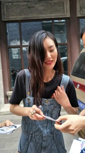 CANDIDS_DRESS_OVERALL_FANS_AUG17_LIU3.jpg