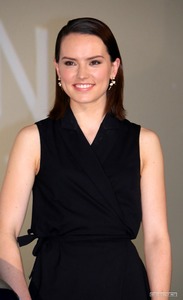 Daisy-Ridley---Star-Wars-The-Force-Awakens-Press-Conference--11.jpg