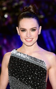 Daisy-Ridley--Star-Wars-The-Force-Awakens-UK-Premiere--07-662x1038.jpg