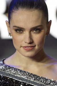 Daisy-Ridley--Star-Wars-The-Force-Awakens-UK-Premiere--16-662x993.jpg