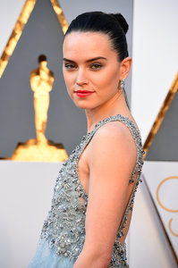 Daisy-Ridley-Star-Wars-Hair-Oscars-2016.jpg