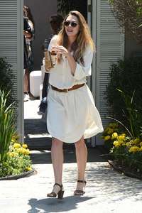 Elizabeth-Olsen--Attends-InStyles-Day-of-Indulgence-Party--02.jpg