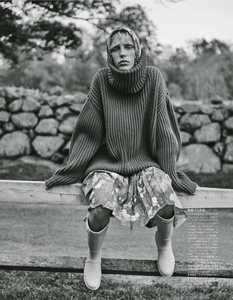 Estella-Jessie-Rustic-Style-Vogue-Japan-September-2017-Editorial02.thumb.jpg.31137e0e094b45abf39b18270dcac83d.jpg
