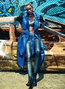 Fashion-Canada-September-2017-6-747x1024.thumb.jpg.00a6b5d204a87848ed97e52b5a9888c6.jpg