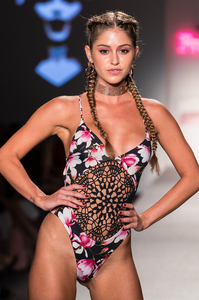Frankies-Bikinis-Miami-Swim-Week-_43I0349.thumb.jpg.397bd3ba43e64284ef83f6ac5f81c7b7.jpg