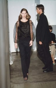 HELMUT-LANG-SPRING-2000-RTW-35.thumb.JPG.0c00523e72f73637fd4fa276773f93ec.JPG