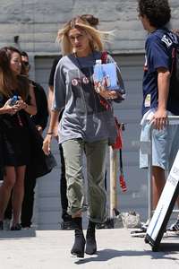 Hailey-Baldwin--Goes-to-Erewhon-Market--01.jpg