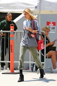 Hailey-Baldwin--Goes-to-Erewhon-Market--02.jpg