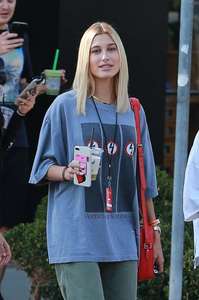 Hailey-Baldwin--Goes-to-Erewhon-Market--07.jpg