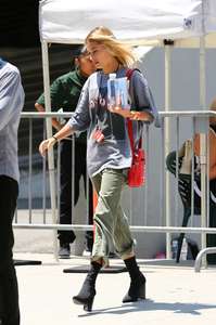Hailey-Baldwin--Goes-to-Erewhon-Market--12.jpg