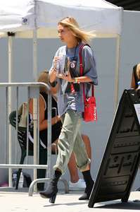 Hailey-Baldwin--Goes-to-Erewhon-Market--14.jpg