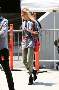 Hailey-Baldwin--Goes-to-Erewhon-Market--18.jpg