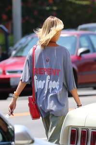 Hailey-Baldwin--Goes-to-Erewhon-Market--19.jpg