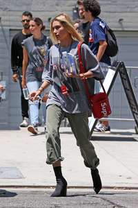 Hailey-Baldwin--Goes-to-Erewhon-Market--21.jpg