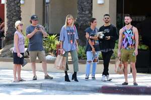 Hailey-Baldwin--Goes-to-Erewhon-Market--25.jpg