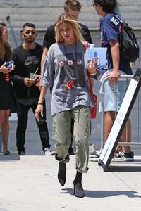 Hailey-Baldwin--Goes-to-Erewhon-Market--27.jpg