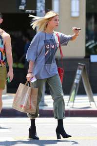 Hailey-Baldwin--Goes-to-Erewhon-Market--30.jpg