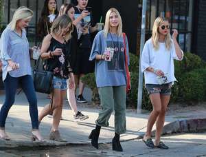 Hailey-Baldwin--Goes-to-Erewhon-Market--32.jpg