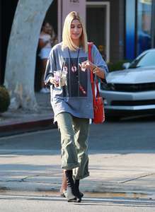 Hailey-Baldwin--Goes-to-Erewhon-Market--37.jpg