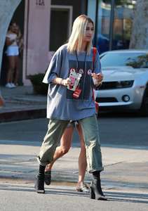 Hailey-Baldwin--Goes-to-Erewhon-Market--38.jpg