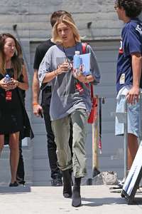 Hailey-Baldwin--Goes-to-Erewhon-Market--40.jpg